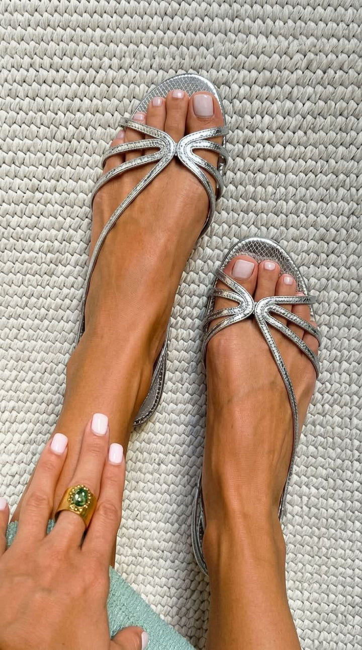Carmen | Goldene Sandalen mit feinen Riemchen