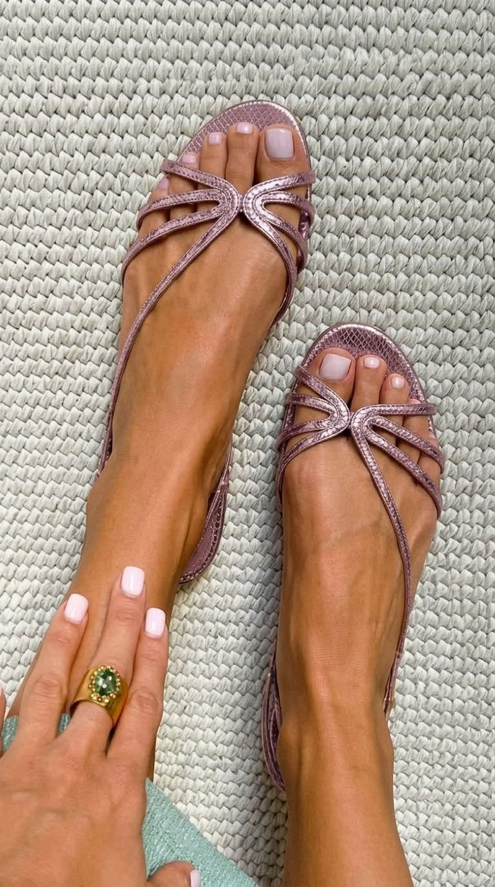 Carmen | Goldene Sandalen mit feinen Riemchen
