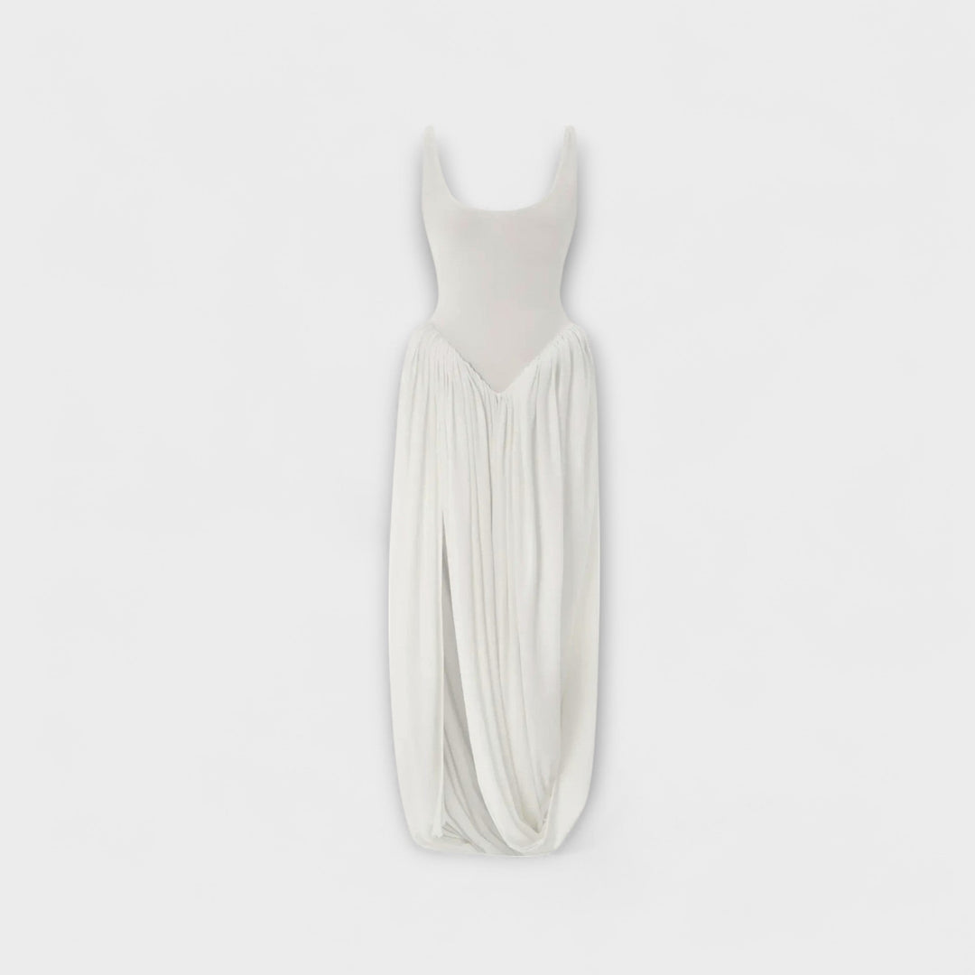 Nicole | Drapiertes Maxikleid mit skulpturalem Rock und seitlichem Schlitz