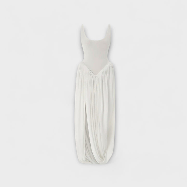 Nicole | Drapiertes Maxikleid mit skulpturalem Rock und seitlichem Schlitz