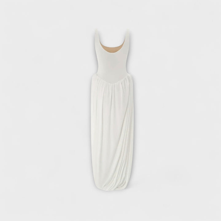 Nicole | Drapiertes Maxikleid mit skulpturalem Rock und seitlichem Schlitz