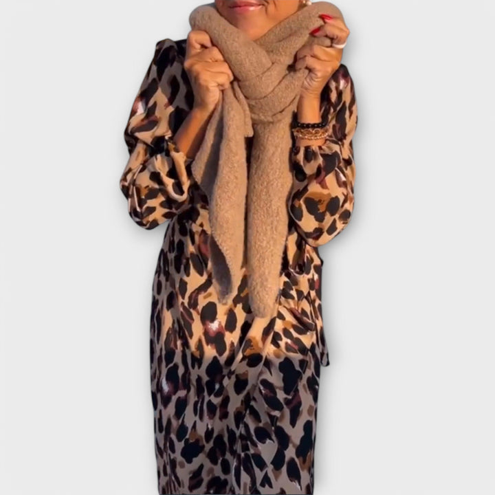 Dilara | Lässiges Leopardenmuster-Kleid mit V-Ausschnitt