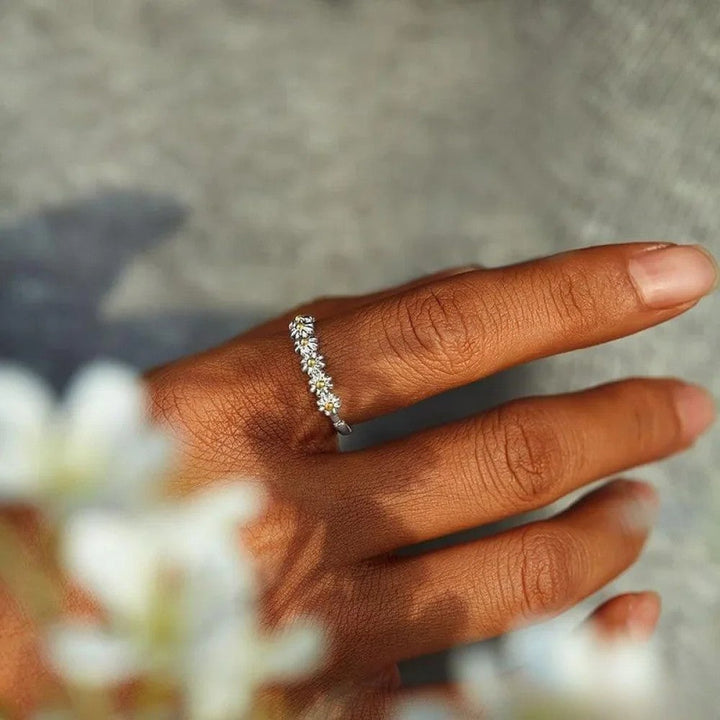 Judith | Verstellbarer Ring mit handgemaltem Gänseblümchen