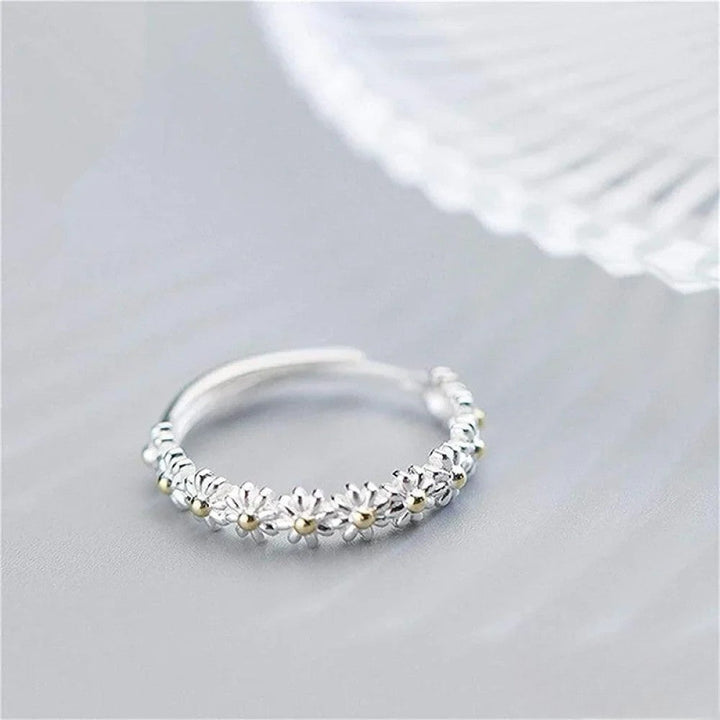 Judith | Verstellbarer Ring mit handgemaltem Gänseblümchen