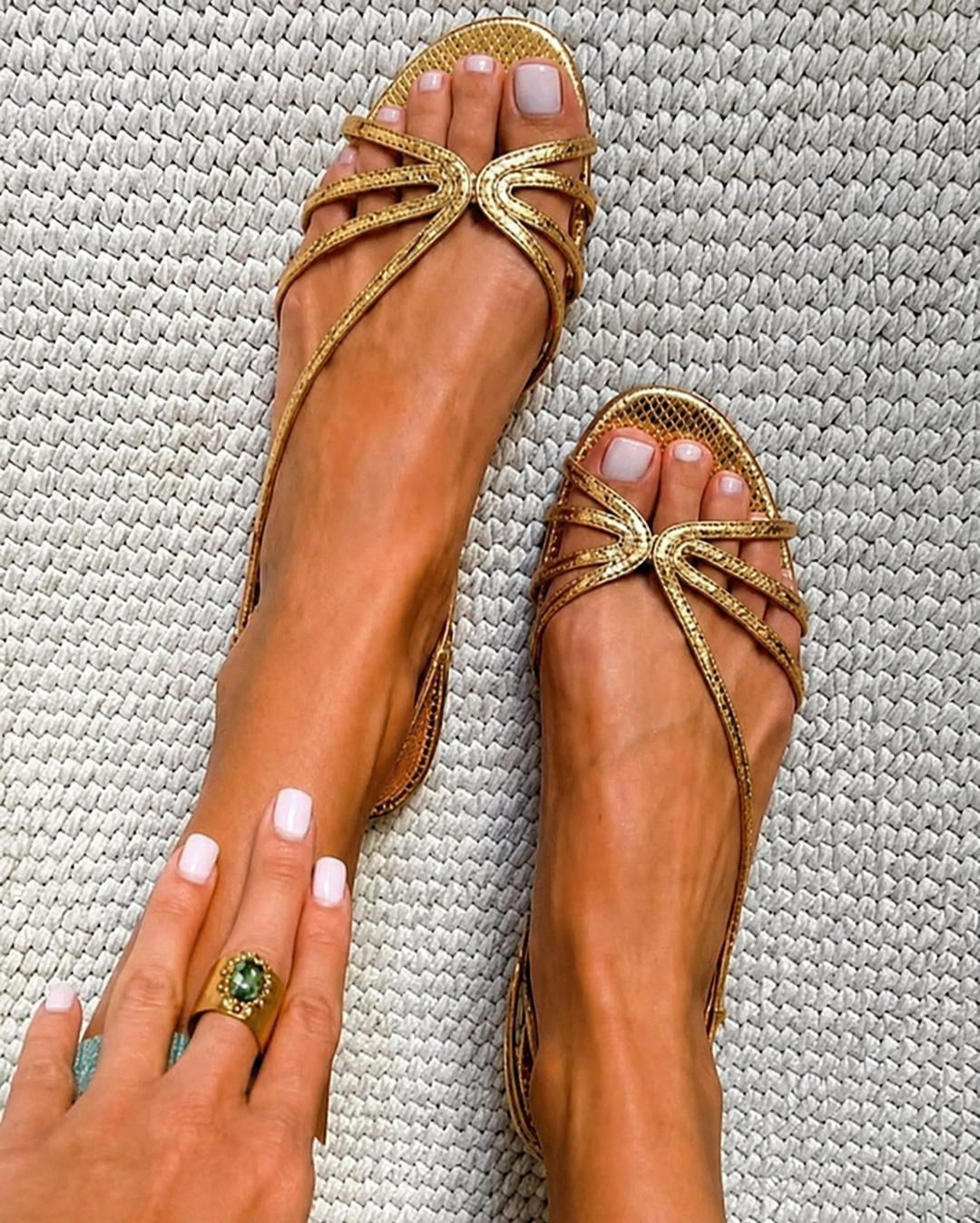 Carmen | Goldene Sandalen mit feinen Riemchen