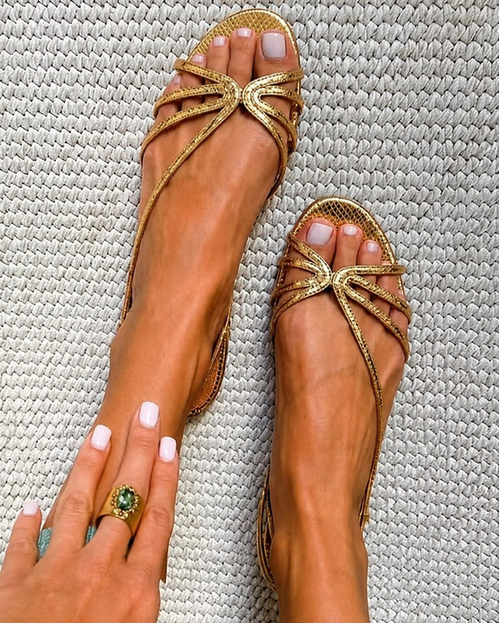 Carmen | Goldene Sandalen mit feinen Riemchen