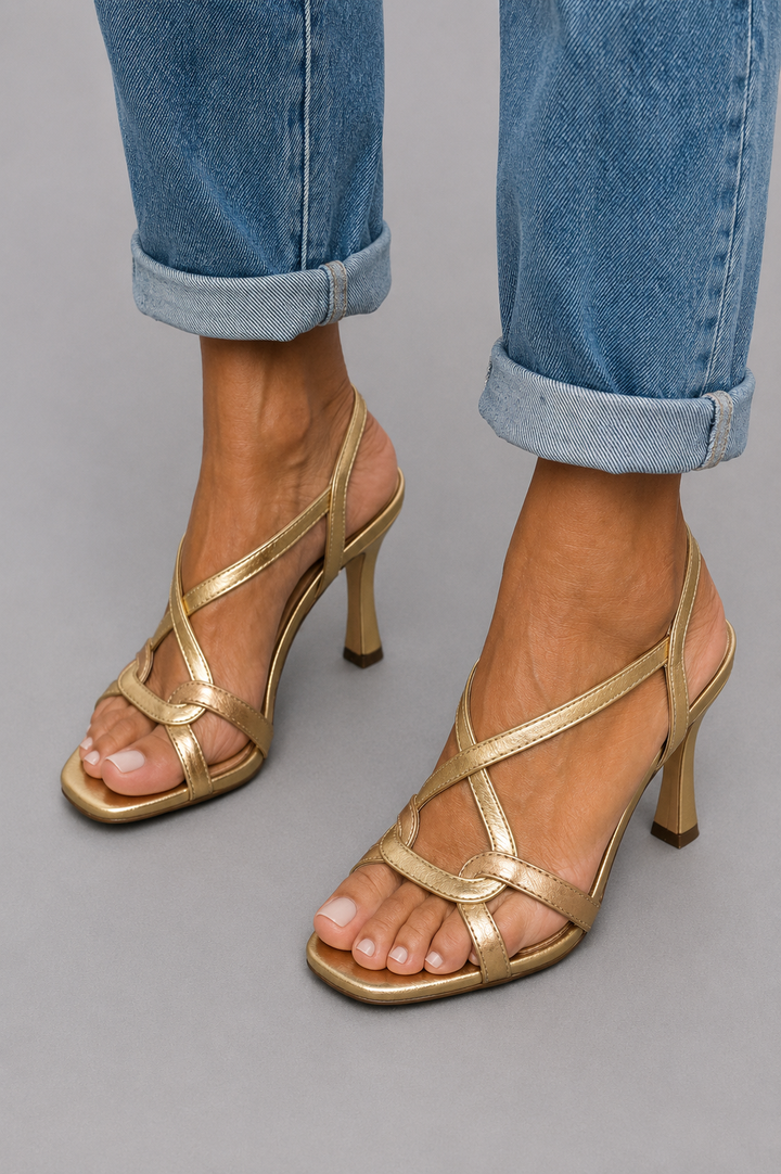 Henriette | Goldene Sandaletten mit Kreuzriemen