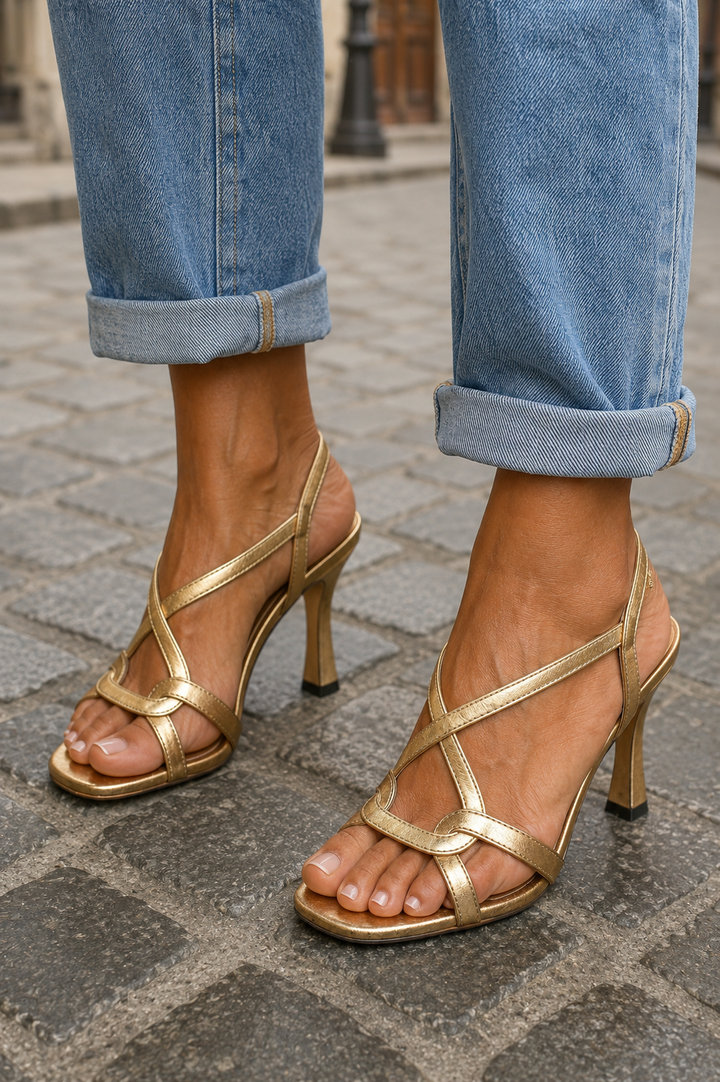 Henriette | Goldene Sandaletten mit Kreuzriemen