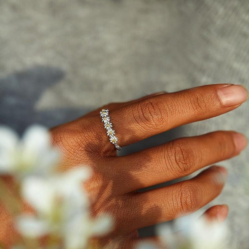Merle | Verstellbarer Ring aus Silber und handbemaltem Emaille mit Gänseblümchen