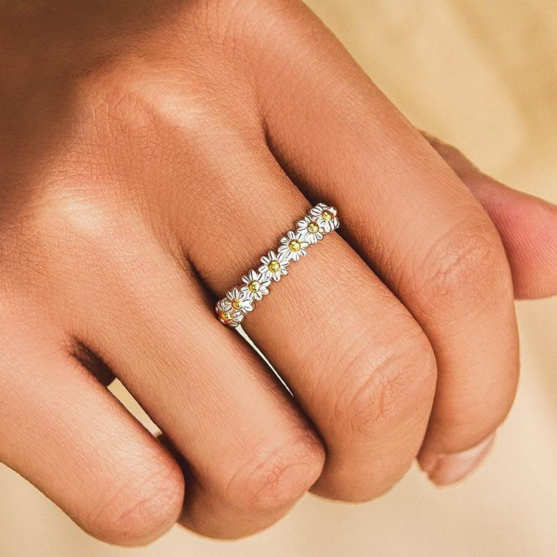 Merle | Verstellbarer Ring aus Silber und handbemaltem Emaille mit Gänseblümchen