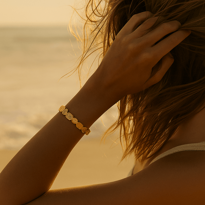 Lia | Goldene Sandreflexe