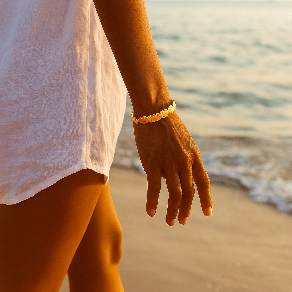 Lia | Goldene Sandreflexe