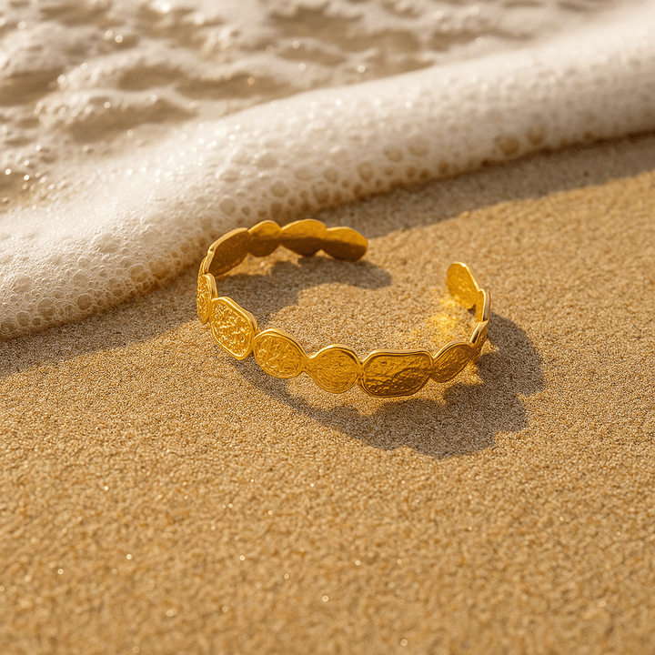 Lia | Goldene Sandreflexe