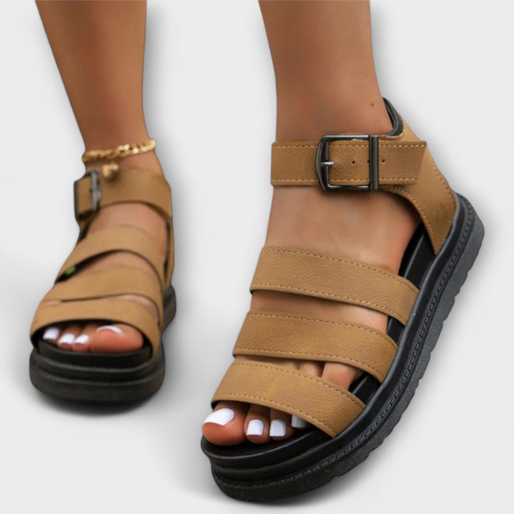 Yvonne | Sandalen mit mehreren Riemen und Schnalle
