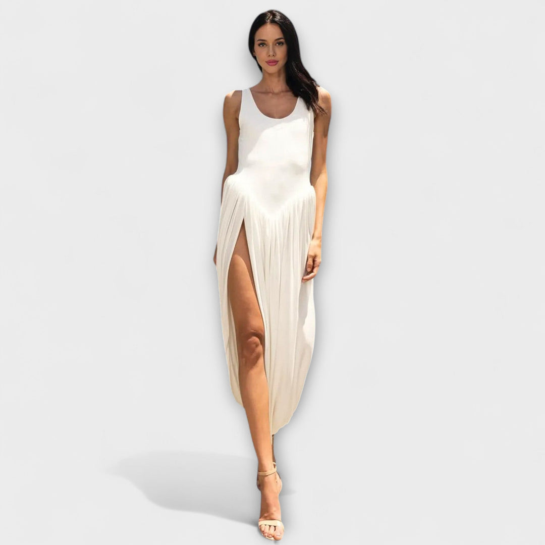 Nicole | Drapiertes Maxikleid mit skulpturalem Rock und seitlichem Schlitz