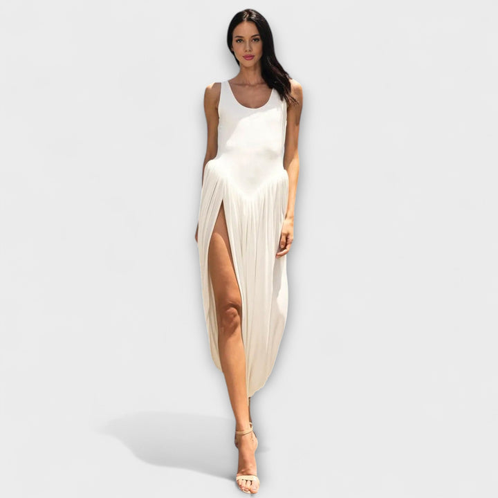 Nicole | Drapiertes Maxikleid mit skulpturalem Rock und seitlichem Schlitz