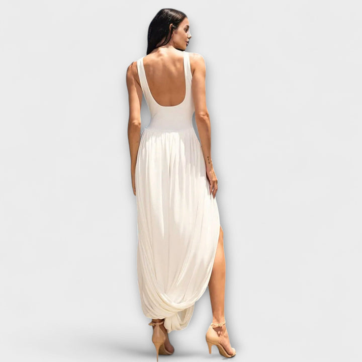 Nicole | Drapiertes Maxikleid mit skulpturalem Rock und seitlichem Schlitz