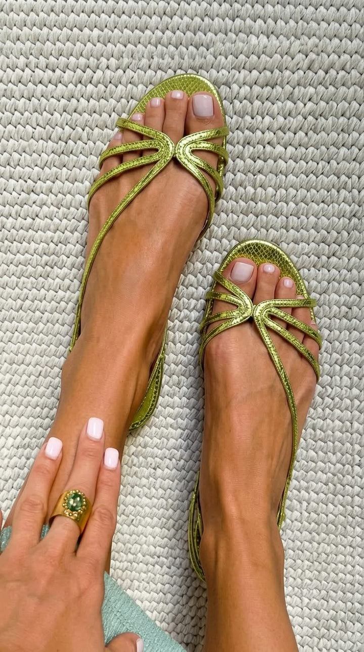 Carmen | Goldene Sandalen mit feinen Riemchen