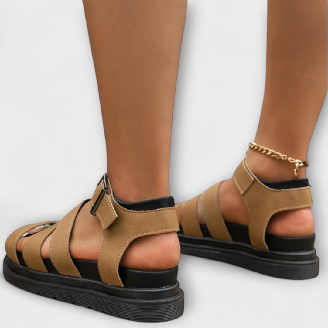Yvonne | Sandalen mit mehreren Riemen und Schnalle